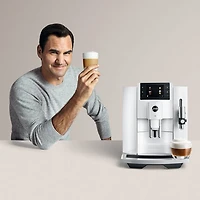 Machine à espresso automatique E8 de Jura avec moulin à café - Blanc piano