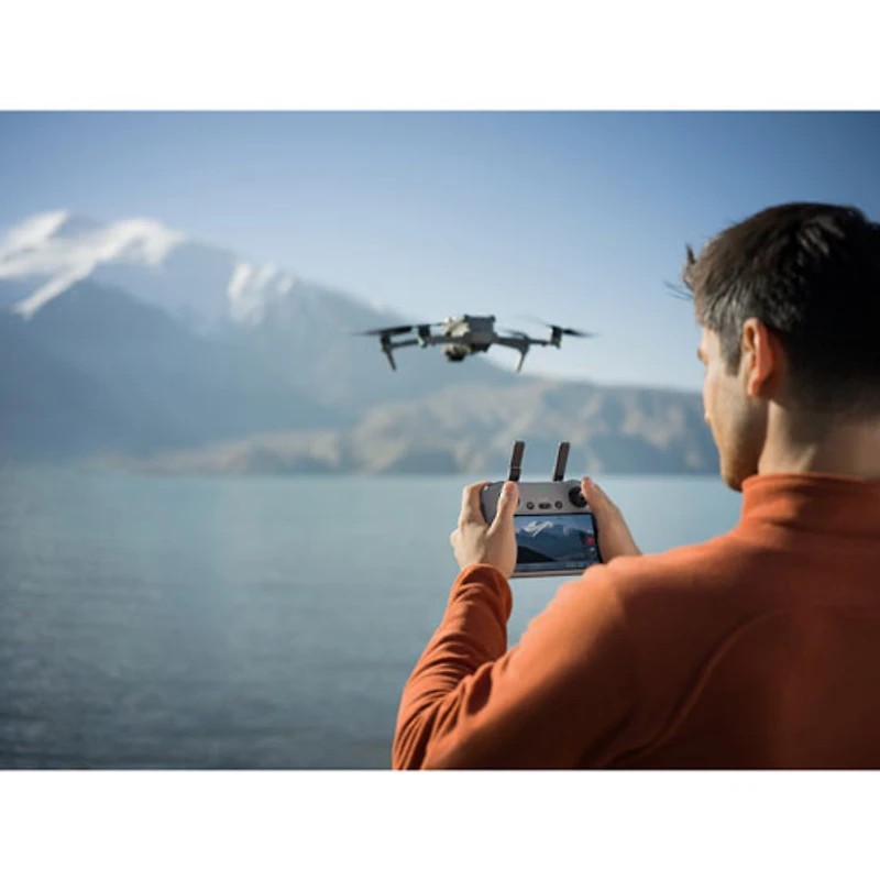 Ensemble Fly More avec drone quadricoptère Air 3S, caméra et manette à écran intégré de DJI (DJI RC 2)