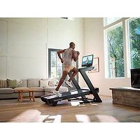 Tapis roulant Commercial 2450 de NordicTrack avec écran tactile pivotant de 24 po