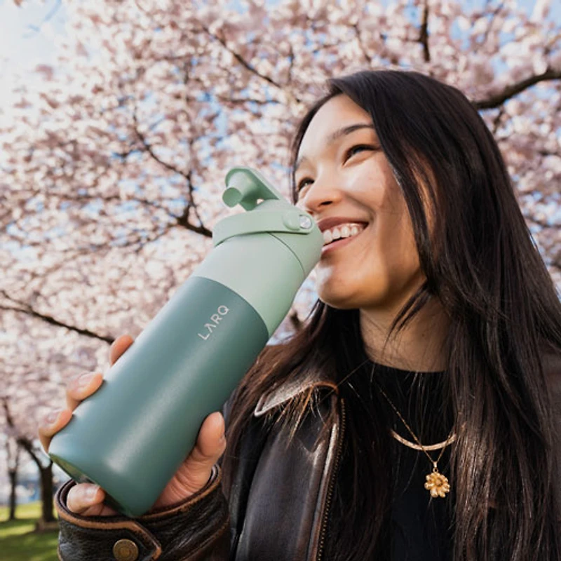 Bouteille d'eau de 680 ml (23 oz) PureVis 2 autonettoyante en acier inoxydable isotherme avec capteur intelligent de LARQ - Vert