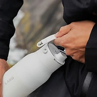 Bouteille d'eau de 680 ml (23 oz) PureVis 2 autonettoyante en acier inoxydable isotherme avec capteur intelligent de LARQ - Blanc