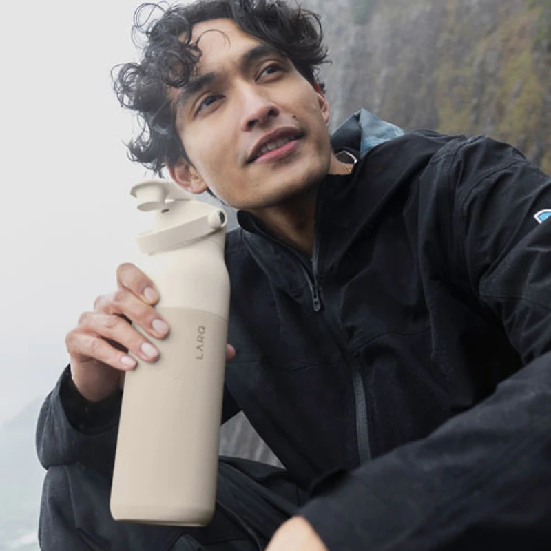 Bouteille d'eau de 680 ml (23 oz) PureVis 2 autonettoyante en acier inoxydable isotherme avec capteur intelligent de LARQ - Beige