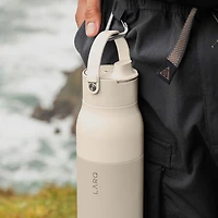 Bouteille d'eau de 1 L (34 oz) PureVis 2 autonettoyante en acier inoxydable isotherme avec capteur intelligent de LARQ - Beige