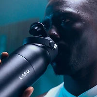 Bouteille d'eau de 1 L (34 oz) PureVis 2 autonettoyante en acier inoxydable isotherme avec capteur intelligent de LARQ - Noir