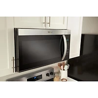 Four à micro-ondes à hotte intégrée de Whirlpool - 1,7 pi³ - Acier inoxydable résistant aux traces de doigts