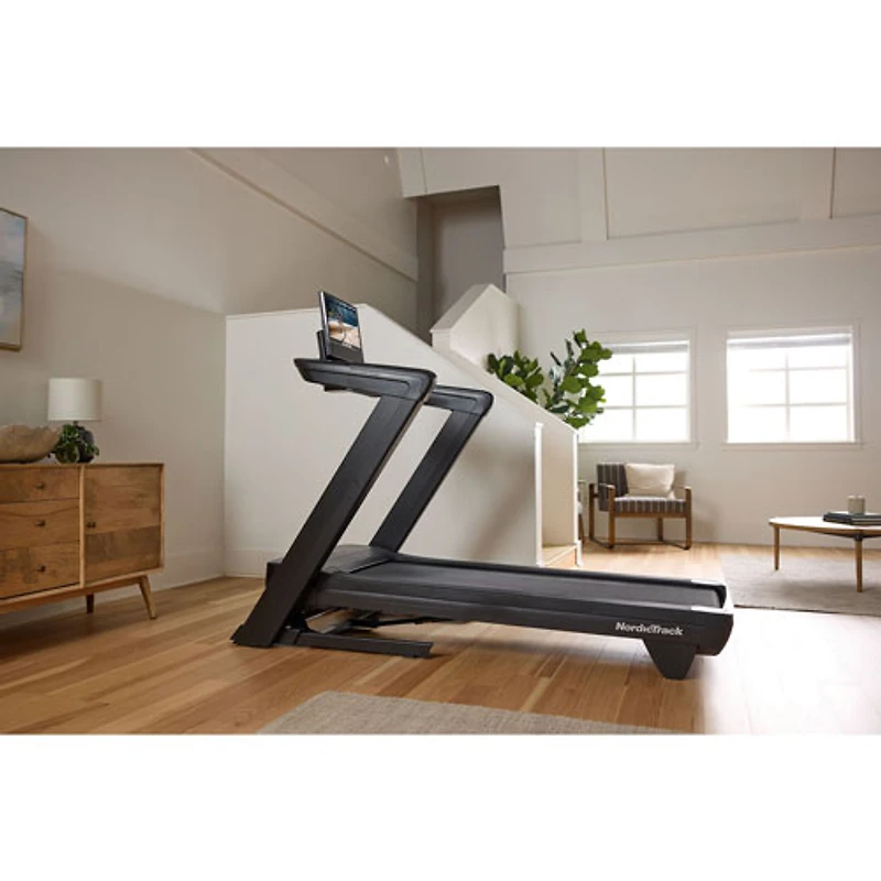 Tapis roulant Commercial 1750 de NordicTrack avec écran tactile pivotant de 16 po