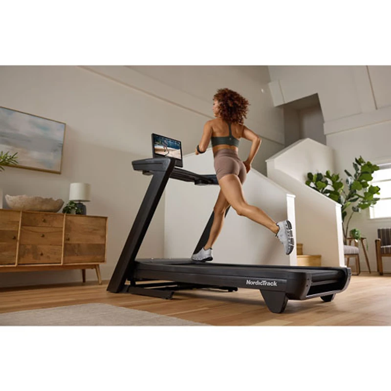 Tapis roulant Commercial 1750 de NordicTrack avec écran tactile pivotant de 16 po