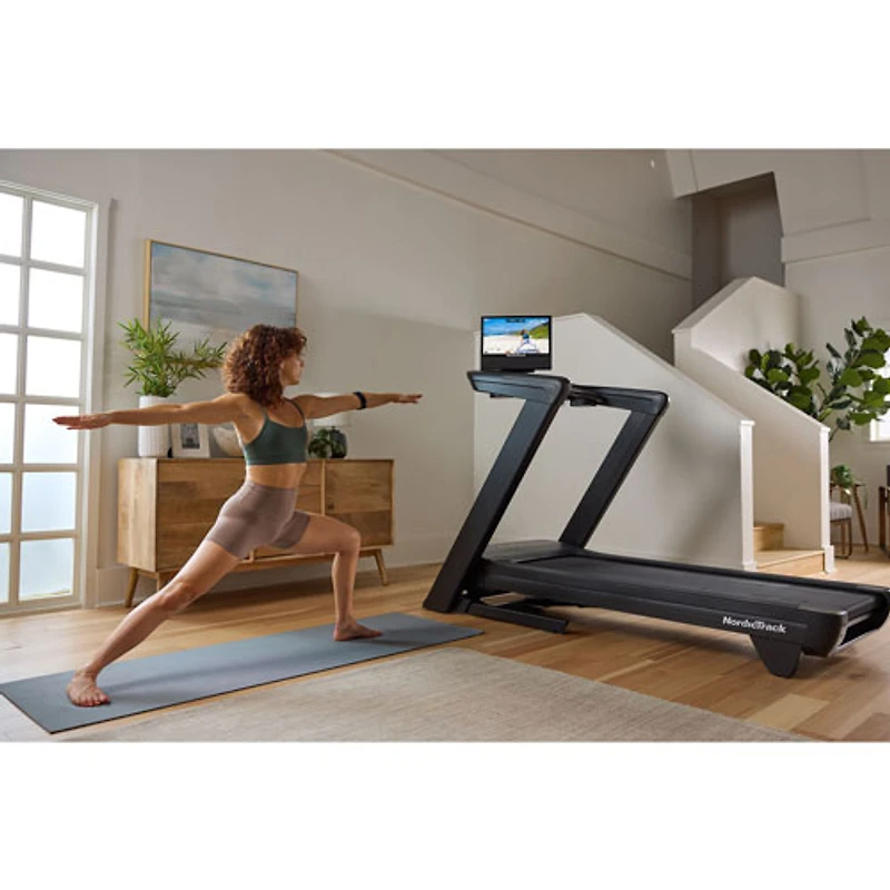 Tapis roulant Commercial 1750 de NordicTrack avec écran tactile pivotant de 16 po