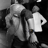 Apple Watch Ultra 2 (GPS + Cellulaire) avec boîtier de 49 mm en titane noir et bracelet milanais en titane noir par Rogers - Grand - Financement mensuel
