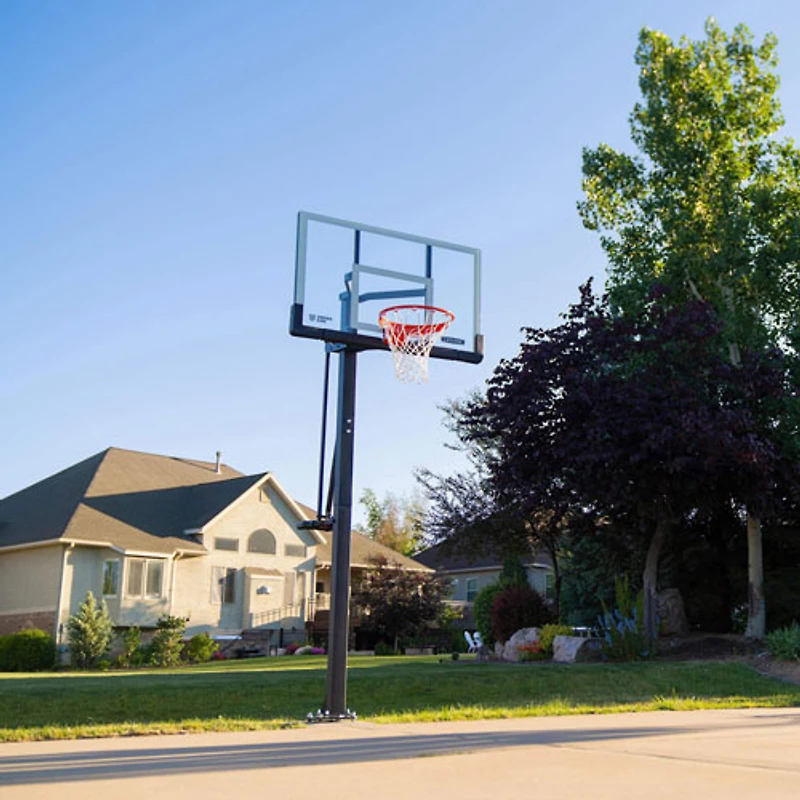 Système de basketball en verre trempé Mammoth de 54 po avec base boulonnée et mécanisme Lift de Lifetime