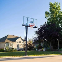 Système de basketball en verre trempé Mammoth de 54 po avec base boulonnée et mécanisme Lift de Lifetime