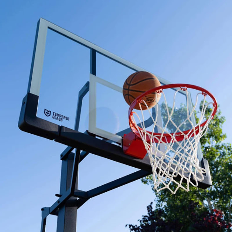 Système de basketball en verre trempé Mammoth de 54 po avec base boulonnée et mécanisme Lift de Lifetime
