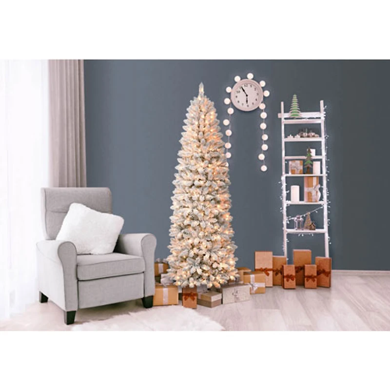 Arbre de Noël givré mince de 7,5 pi avec lumières de Puleo (301-BIFLSL-75C350CUL) - Sapin Birmingham