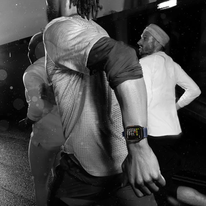 Apple Watch Ultra 2 (GPS + Cellulaire) avec boîtier de 49 mm en titane naturel et bracelet milanais à rabat en titane naturel par Koodo - Petit - Paiement Balance mensuel