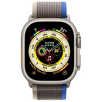 Apple Watch Ultra (GPS + cellulaire) avec boîtier de 49 mm en titane et bracelet à rabat Sentier bleu/gris par Koodo - Moyen/Grand - Paiement Balance mensuel