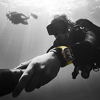 Apple Watch Ultra (GPS + cellulaire) avec boîtier de 49 mm en titane et bracelet océan jaune par Koodo - Paiement Balance mensuel