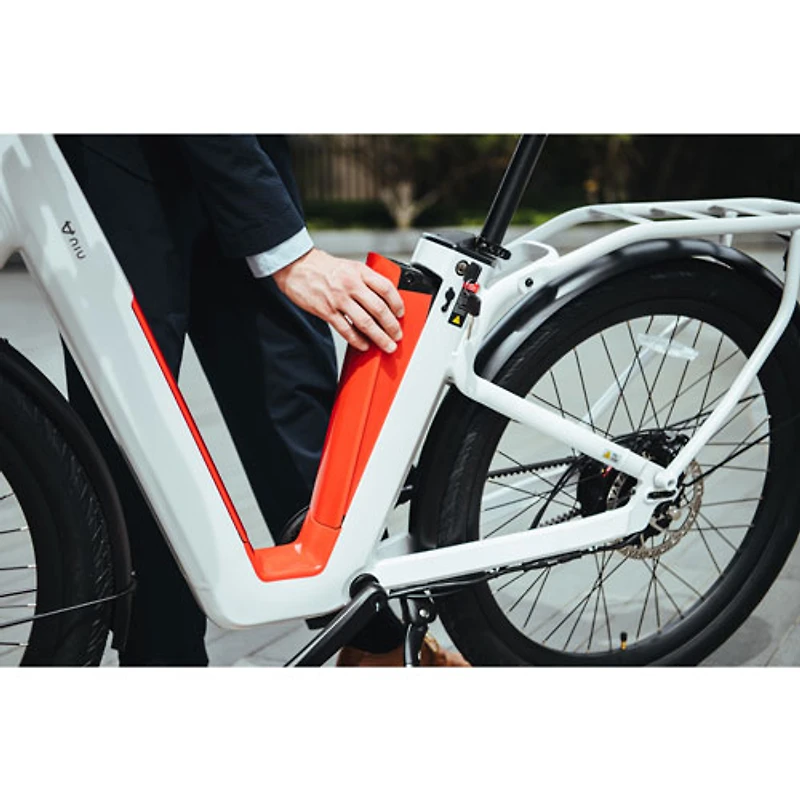 Vélo de ville électrique polyvalent à cadre bas C3 Pro de NIU (moteur 500 W/autonomie 145 km/vitesse maximale 45 km/h) - Blanc