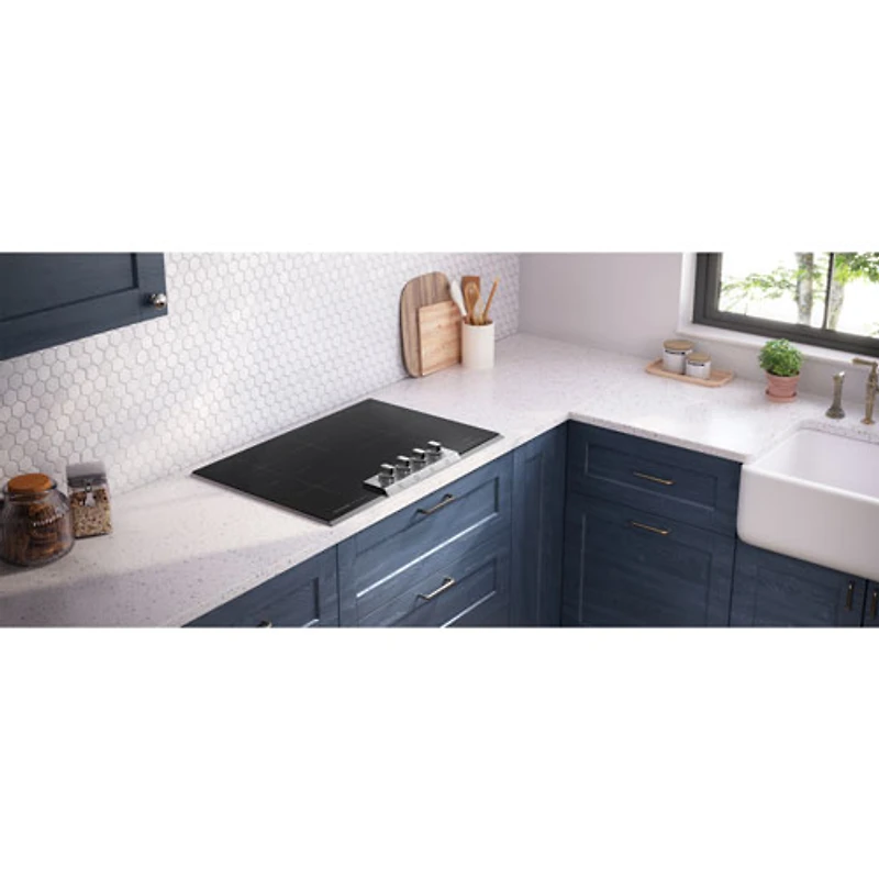 Surface de cuisson à induction de 31 po à 4 éléments Professional de Frigidaire (PCCI3080AF) - Acier inoxydable noir résistant aux taches