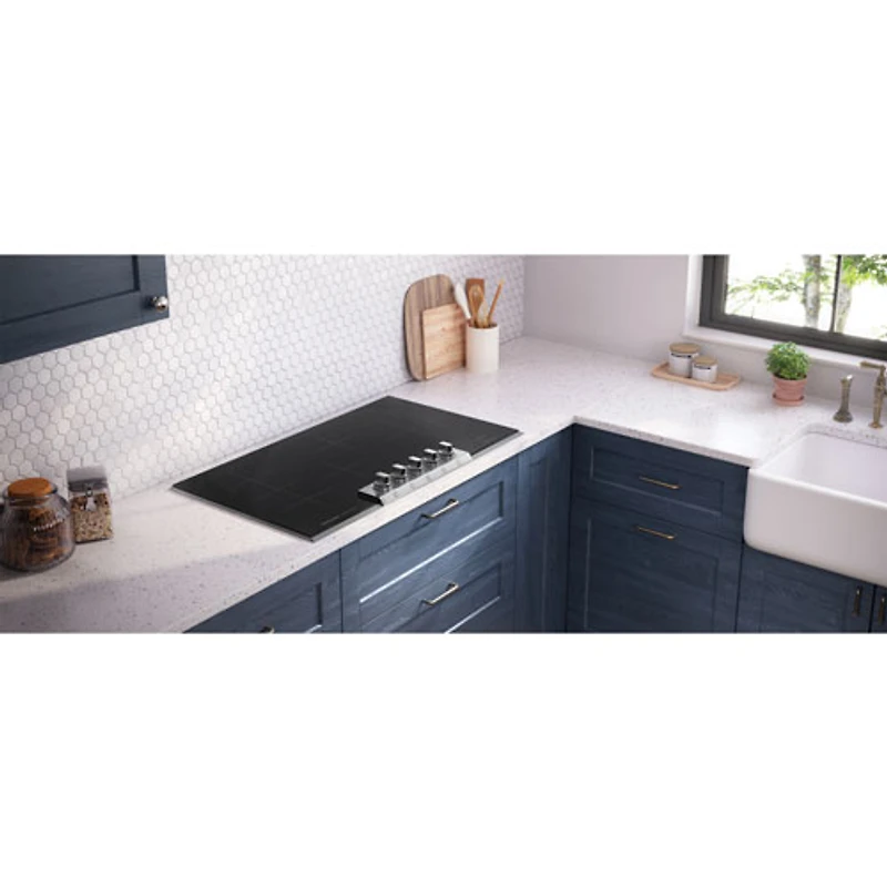 Surface de cuisson à induction de 37 po à 5 éléments Professional de Frigidaire (PCCI3680AF) - Acier inoxydable noir résistant aux taches