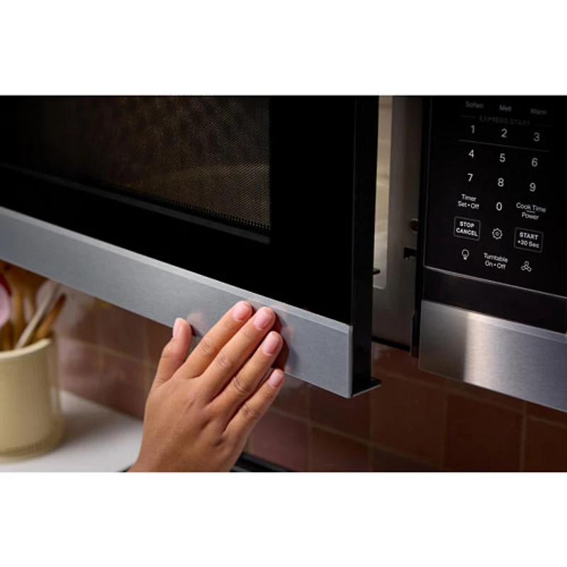Four à micro-ondes à hotte intégrée de KitchenAid - 1,9 pi³ - Acier inoxydable PrintShield