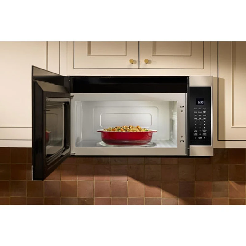 Four à micro-ondes à hotte intégrée de KitchenAid - 1,9 pi³ - Acier inoxydable PrintShield