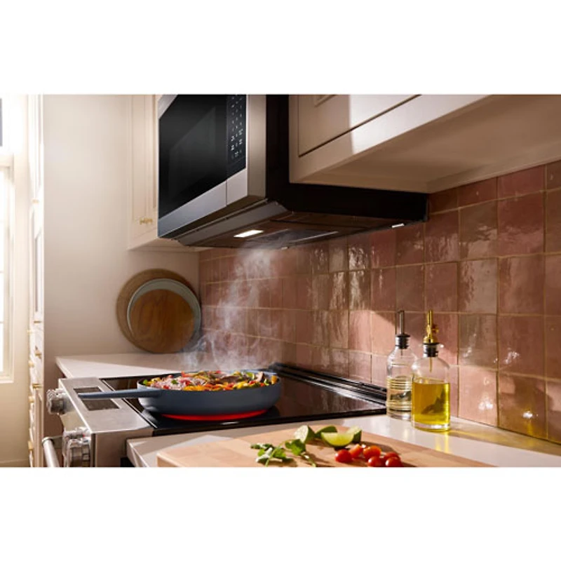 Four à micro-ondes à hotte intégrée de KitchenAid - 1,9 pi³ - Acier inoxydable PrintShield