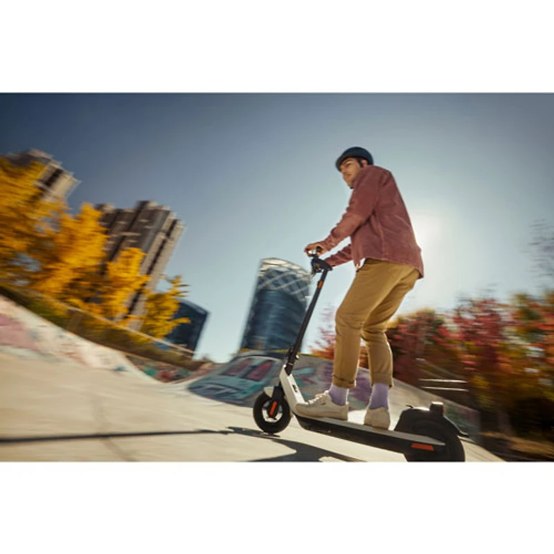 NIU KQi2 Pro Electric Scooter (300 W Motor / Up to 40km Range / 28 km/h Top Speed / 48V Battery) - White