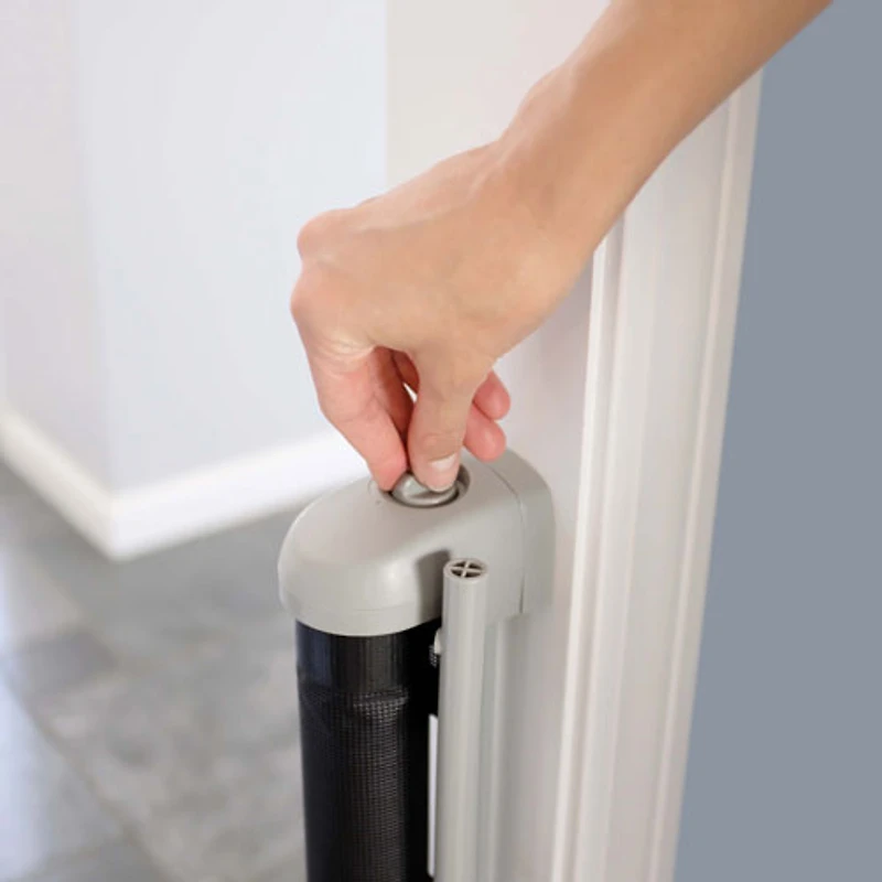 Barrière de sécurité rétractable pour bébé/animal de compagnie Thruway 52W d'Ingenuity - Noir