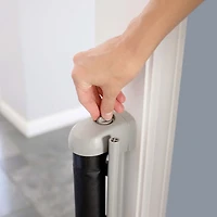Barrière de sécurité rétractable pour bébé/animal de compagnie Thruway 52W d'Ingenuity - Noir