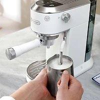 Machine à espresso manuelle Dedica Duo de De'Longhi - Blanc