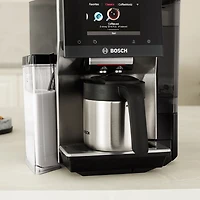 Machine à espresso automatique VeroCafe 800 de Bosch avec système de lait et contenant de lait intégrés