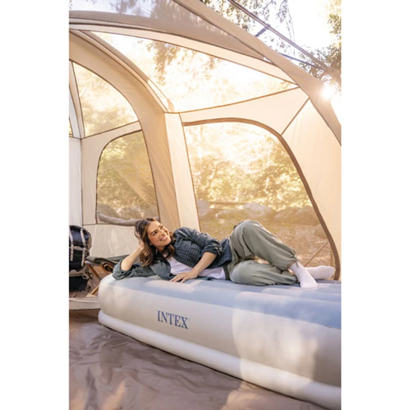 Lit pneumatique mi-hauteur de 14 po avec pompe à air USB intégrée Dura-Beam Plus d'Intex - Simple - Bleu ciel