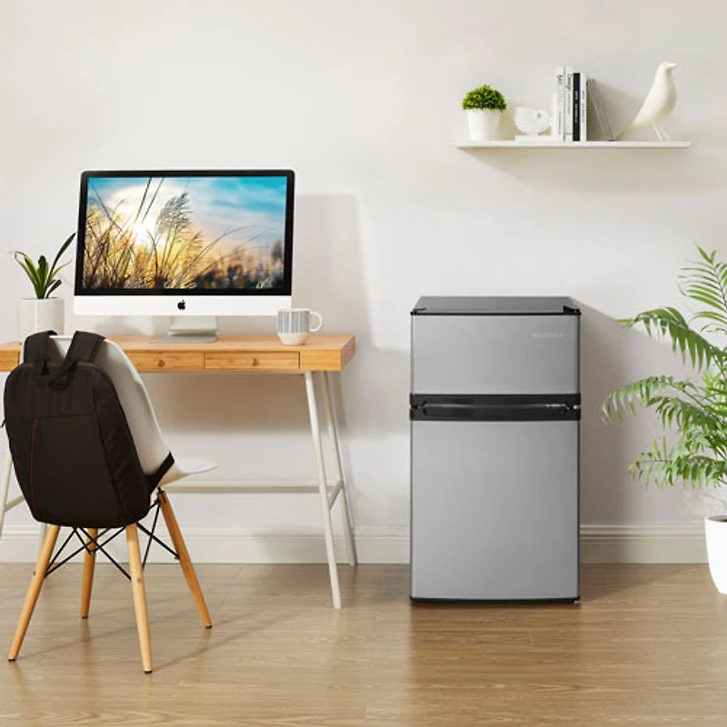Réfrigérateur compact autonome à congélateur supérieur 3,1 pi³ d'Insignia (NS-CF30TMSS6-C) - Aspect acier inoxydable