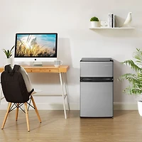 Réfrigérateur compact autonome à congélateur supérieur 3,1 pi³ d'Insignia (NS-CF30TMSS6-C) - Aspect acier inoxydable