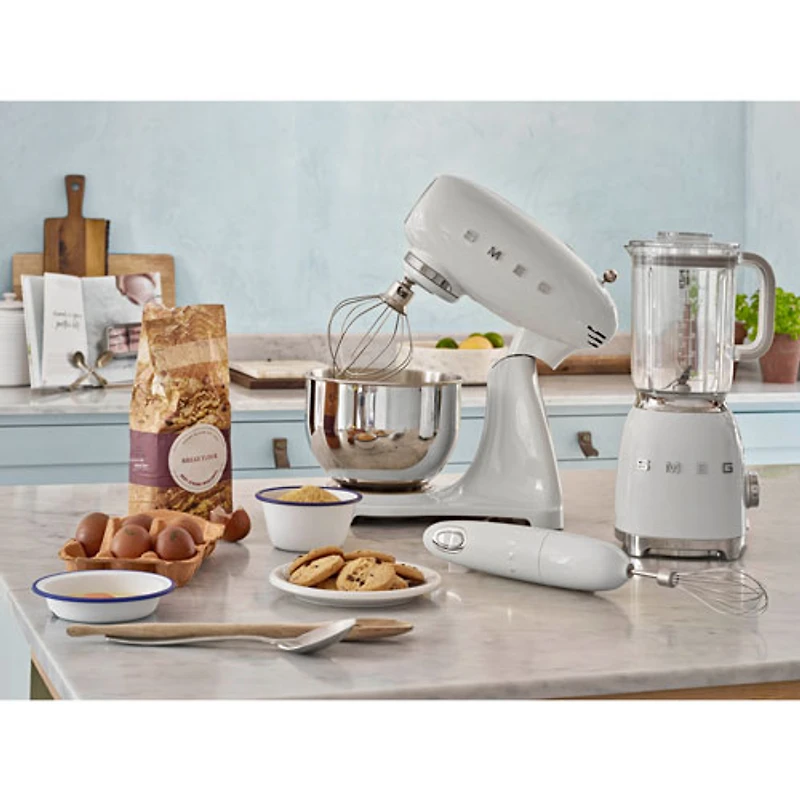 Batteur sur socle à tête inclinable de Smeg - 5 pintes - 800 W - Blanc