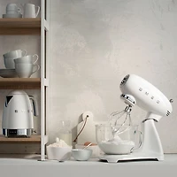 Batteur sur socle à tête inclinable de Smeg - 5 pintes - 800 W - Blanc