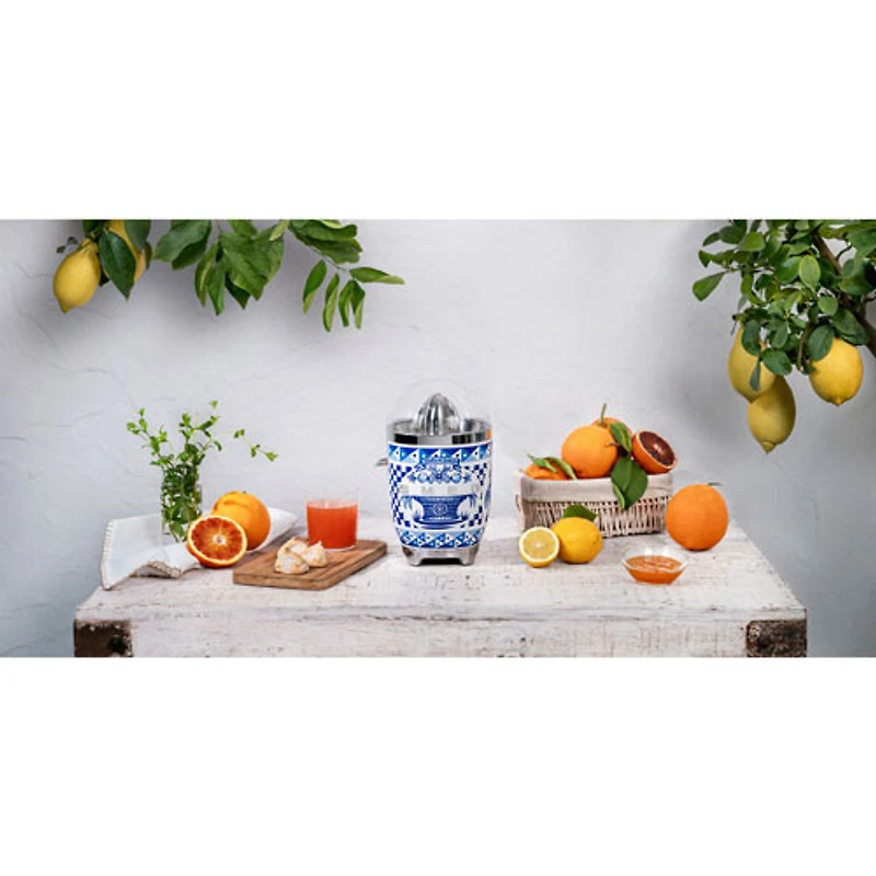 Presse-agrumes de style années 50 de Smeg - Collection Dolce & Gabanna - Bleu Méditerranée