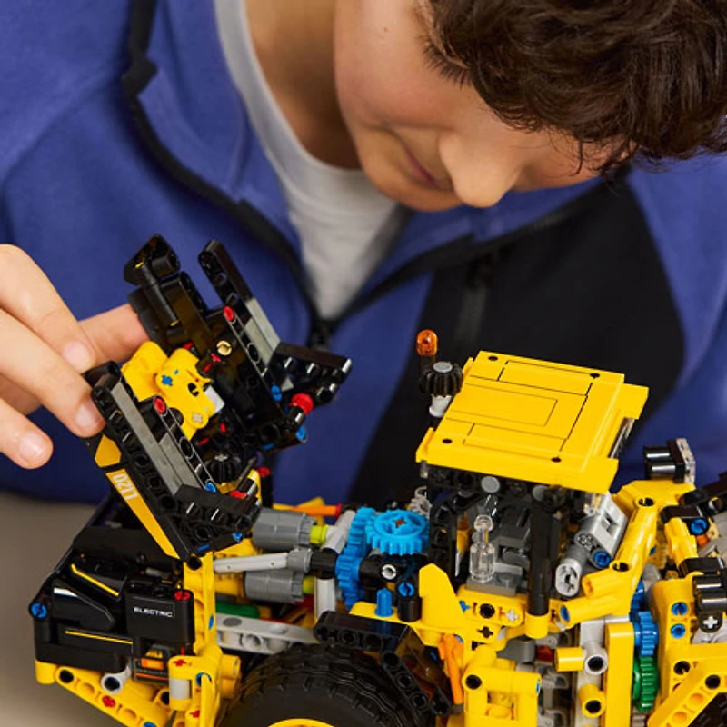 LEGO Technic: Volvo L120 Electric Wheel Loader - 973 Pieces (42209)