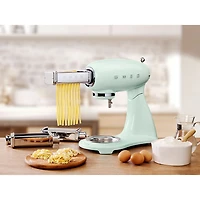 Batteur sur socle à tête inclinable Années 50 de Smeg - 5 pte - 800 W - Vert pastel