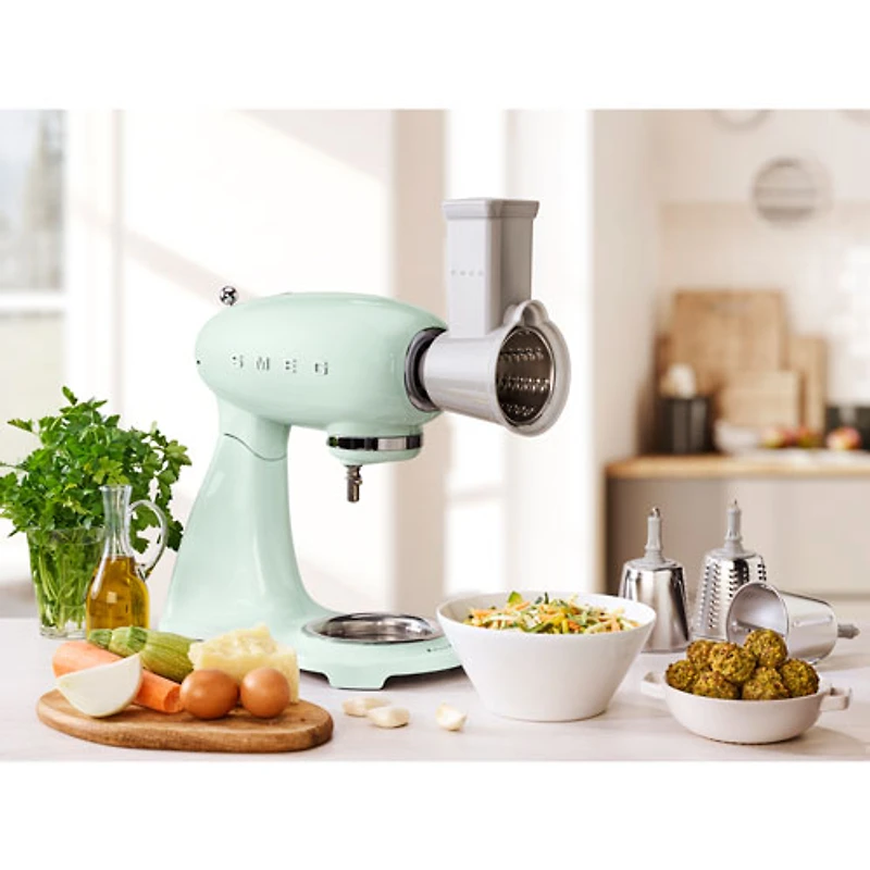 Batteur sur socle à tête inclinable Années 50 de Smeg - 5 pte - 800 W - Vert pastel