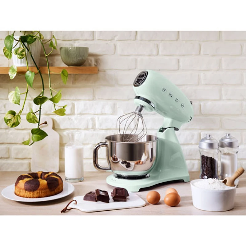 Batteur sur socle à tête inclinable Années 50 de Smeg - 5 pte - 800 W - Vert pastel