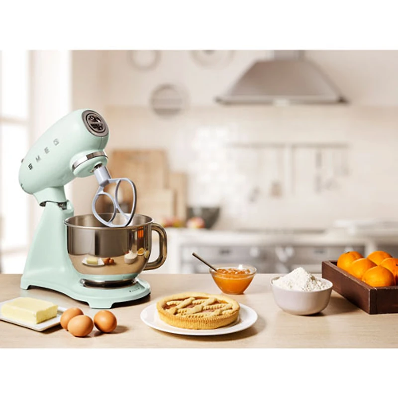 Batteur sur socle à tête inclinable Années 50 de Smeg - 5 pte - 800 W - Vert pastel