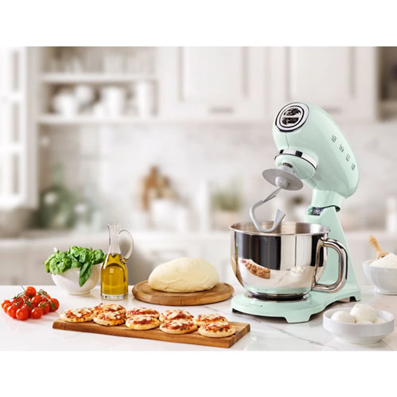 Batteur sur socle à tête inclinable Années 50 de Smeg - 5 pte - 800 W - Vert pastel