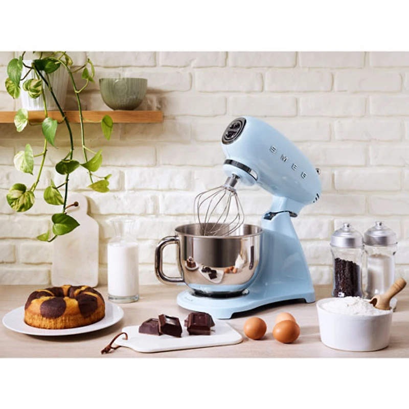 Batteur sur socle à tête inclinable Années 50 de Smeg - 5 pte - 800 W - Bleu