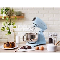Batteur sur socle à tête inclinable Années 50 de Smeg - 5 pte - 800 W - Bleu