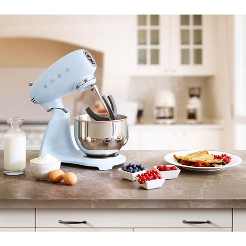 Batteur sur socle à tête inclinable Années 50 de Smeg - 5 pte - 800 W - Bleu