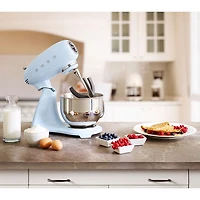 Batteur sur socle à tête inclinable Années 50 de Smeg - 5 pte - 800 W - Bleu