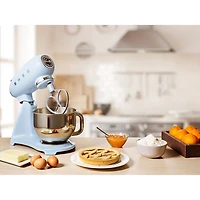 Batteur sur socle à tête inclinable Années 50 de Smeg - 5 pte - 800 W - Bleu