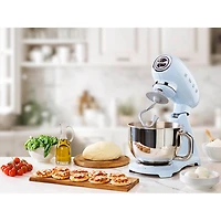 Batteur sur socle à tête inclinable Années 50 de Smeg - 5 pte - 800 W - Bleu