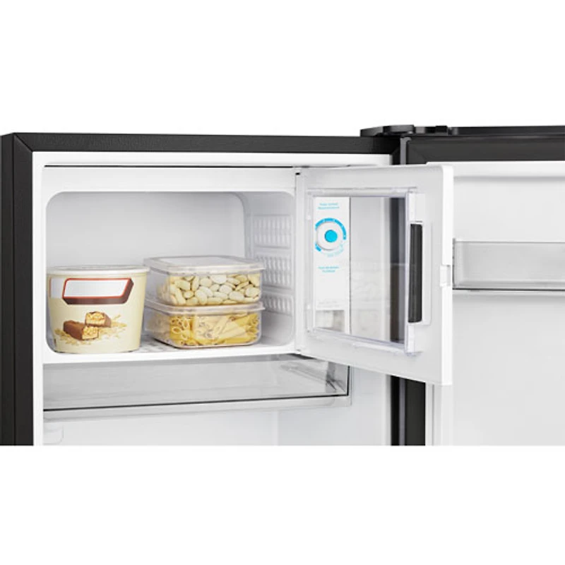Réfrigérateur de bar autonome de 6,3 pi³ de Hisense (RC63C1GSE) - Argenté